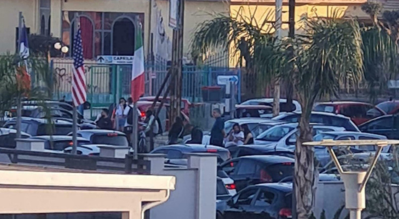 Da Pozzuoli a Varcaturo, lunghe code e gran caos per i lidi. Il prefetto: «Sos ai sindaci» Da Pozzuoli a Varcaturo, lunghe code e gran caos per i lidi. Il prefetto: «Sos ai sindaci»