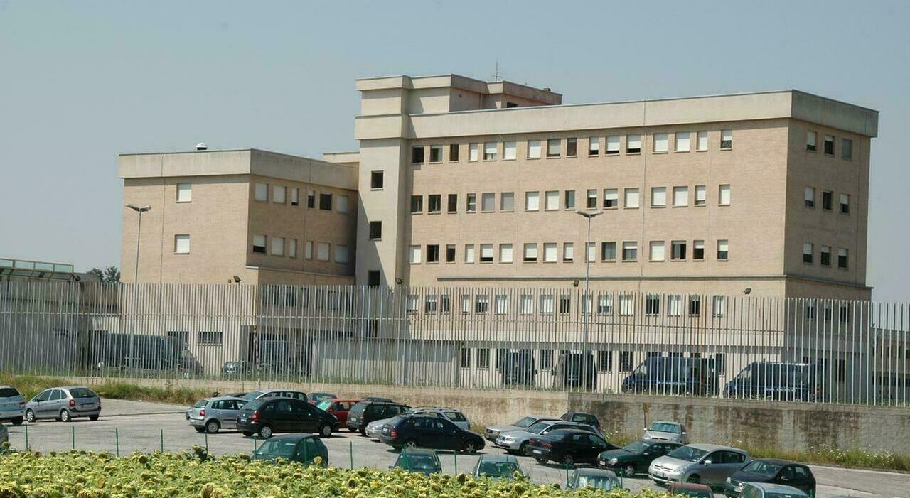 Armato di forcone semina il terrore in strada: cinque feriti (tre passanti e due carabinieri), danneggiate diverse macchine a Colvenale Armato di forcone semina il terrore in strada: cinque feriti (tre passanti e due carabinieri), danneggiate diverse macchine a Colvenale