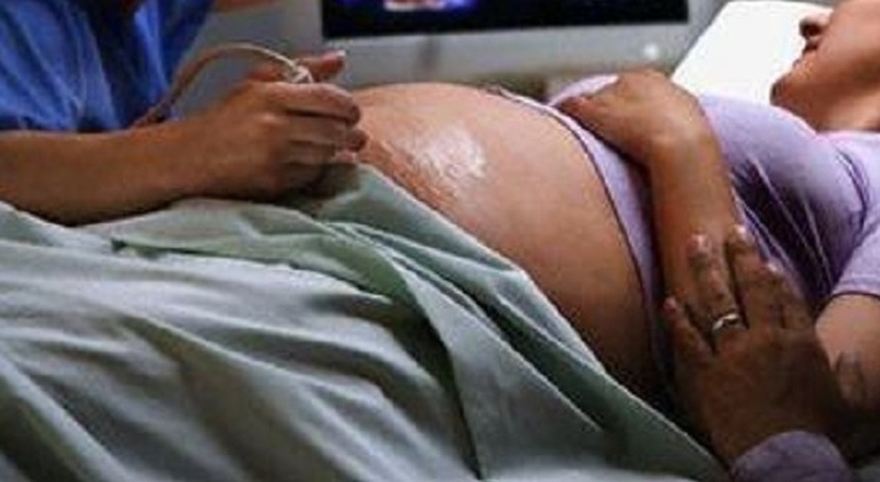 Bambino morto durante il cesareo dopo un lungo travaglio: dramma in sala parto. Mamma e papà ora vogliono chiarezza Bambino morto durante il cesareo dopo un lungo travaglio: dramma in sala parto. Mamma e papà ora vogliono chiarezza