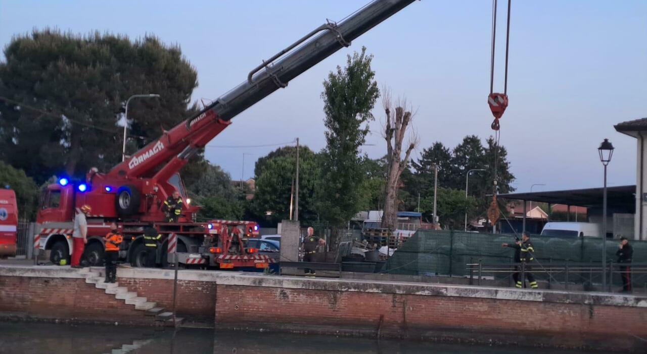 Anziana sbaglia da Ilgazzettino.it anziana sbaglia manovra e finisce nel canale con la jeep salvata dal figlio uno choc vederla sprofondare in acqua