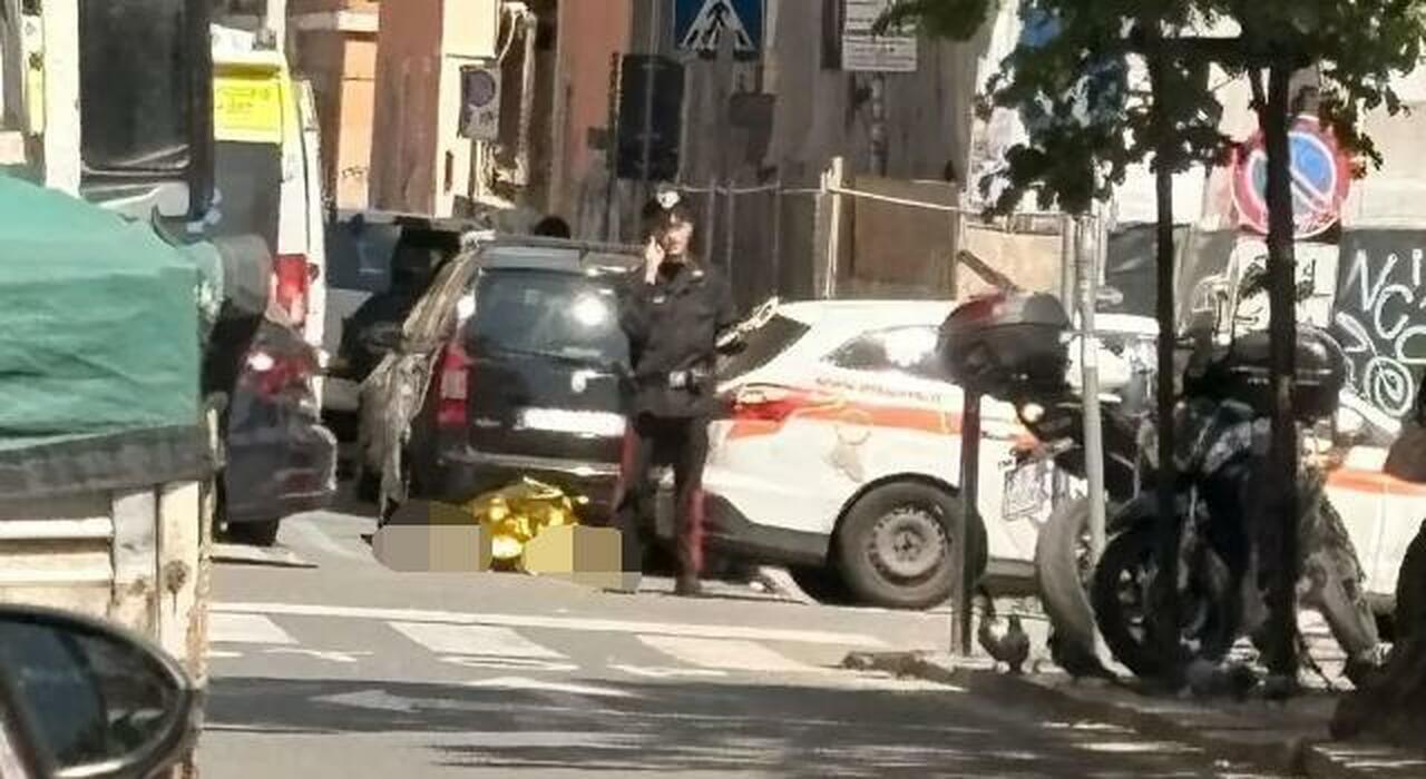 L’improvviso crollo di un operaio tra la folla incuriosita L’improvviso crollo di un operaio tra la folla incuriosita