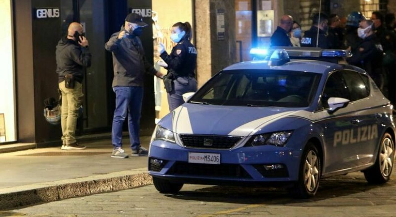 Ragazzo di 19 anni ucciso in strada: colpito con un coltellata alla schiena che gli ha perforato il cuore. Caccia al killer Ragazzo di 19 anni ucciso in strada: colpito con un coltellata alla schiena che gli ha perforato il cuore. Caccia al killer