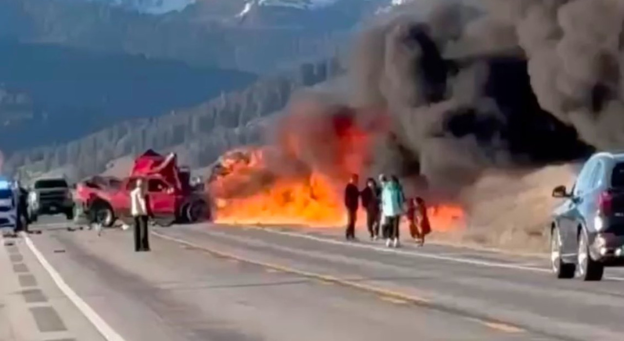 Yellowstone, incidente tra pick up e un furgone passeggeri con diversi stranieri: morte 7 persone (anche un Yellowstone, incidente tra pick up e un furgone passeggeri con diversi stranieri: morte 7 persone (anche un