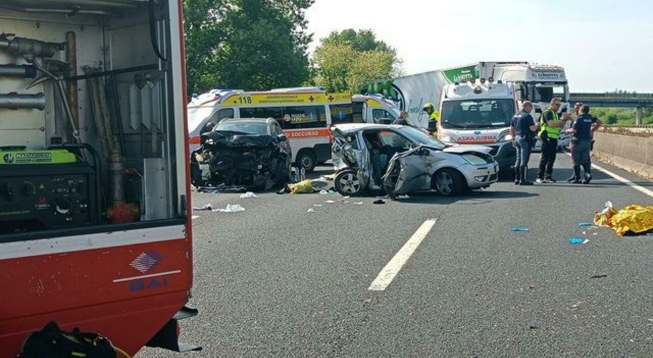 Incidente sulla Roma Napoli, morti padre e figlio di 8 anni: gravi anche la moglie e l Incidente sulla Roma Napoli, morti padre e figlio di 8 anni: gravi anche la moglie e l