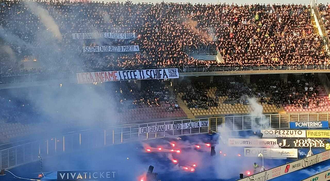 Lecce Napoli, protesta contro la Lega e cori per Graziano. Partita sospesa per pochi minuti. Disordini fuori dal settore ospiti Lecce Napoli, protesta contro la Lega e cori per Graziano. Partita sospesa per pochi minuti. Disordini fuori dal settore ospiti