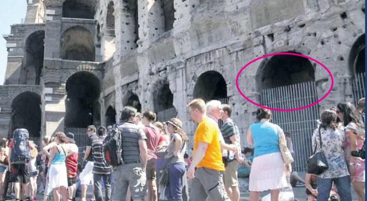 Roma scavalca da Ilmessaggero.it roma scavalca i cancelli al colosseo ma cade e resta infilzato dall inferriata orrore davanti a decine di turisti