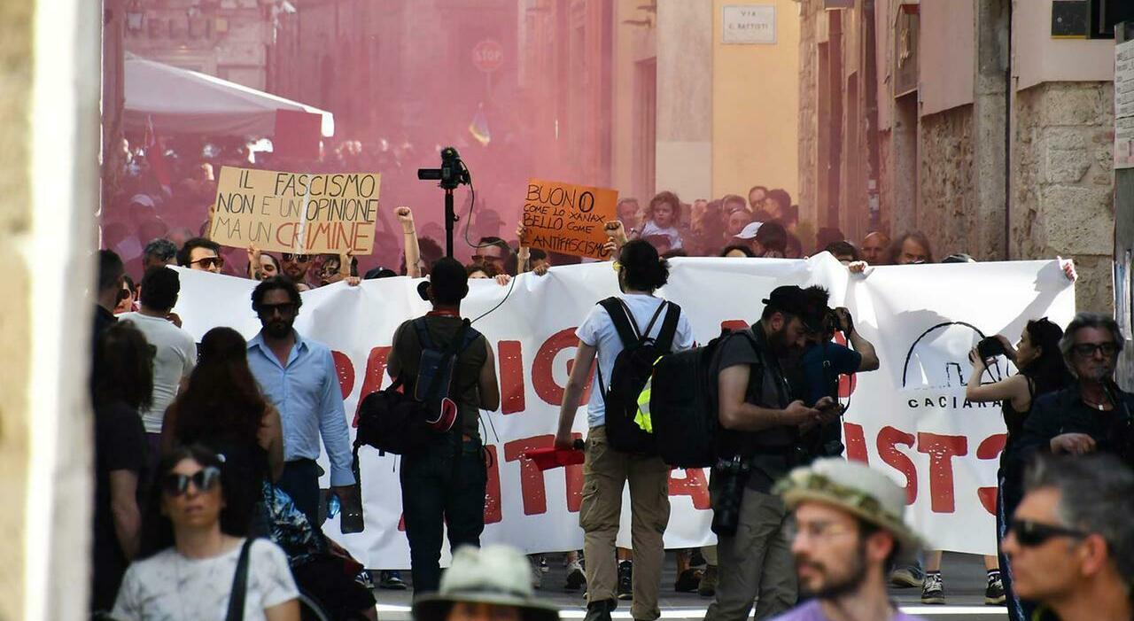 «Siamo tutti antifascisti». La piazza è con Lorenza e contro ogni ingiustizia «Siamo tutti antifascisti». La piazza è con Lorenza e contro ogni ingiustizia