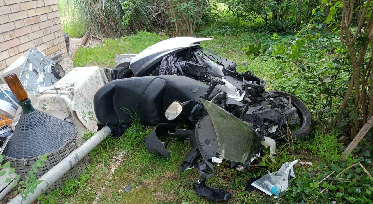 Schianto frontale, choc a Santa Maria in Selva: scooter vola in un giardino mentre il proprietario di casa taglia l Schianto frontale, choc a Santa Maria in Selva: scooter vola in un giardino mentre il proprietario di casa taglia l
