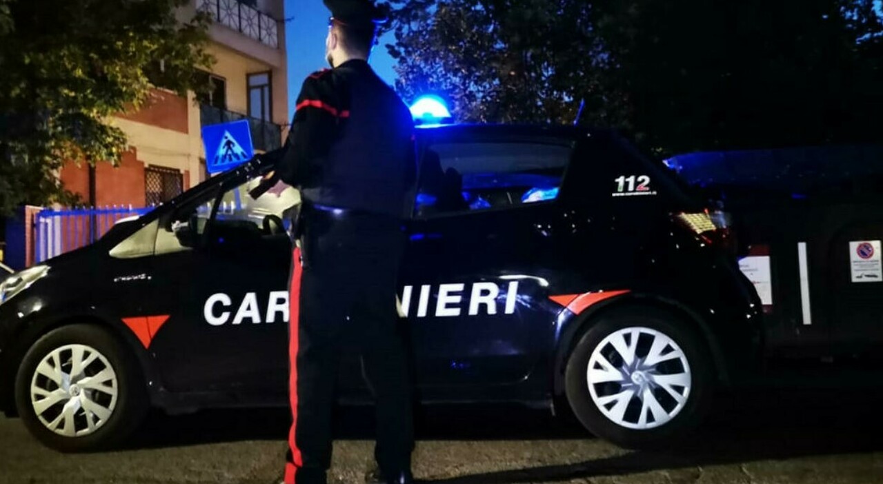 Uccide la moglie a coltellate davanti alla figlia di 10 anni, la chiamata della piccola al 118: «Papà ha ucciso mamma» Uccide la moglie a coltellate davanti alla figlia di 10 anni, la chiamata della piccola al 118: «Papà ha ucciso mamma»