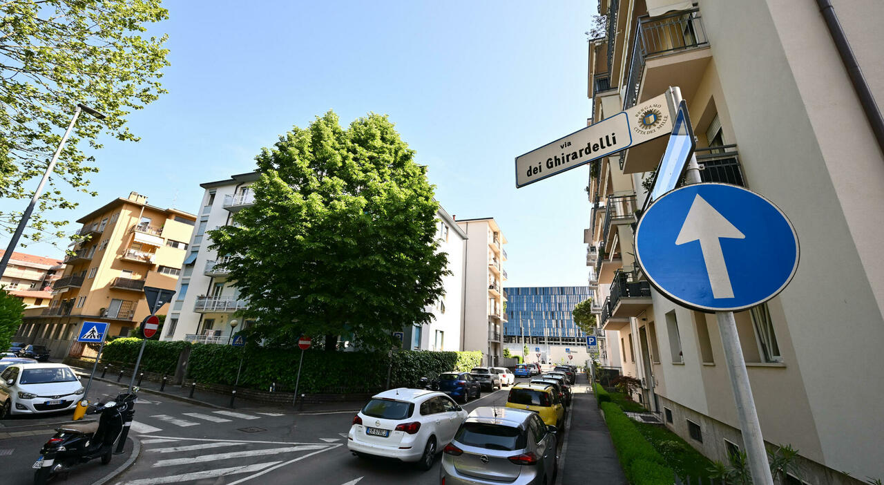 Bergamo, rissa tra tifosi di Atalanta e Inter: il 26enne Riccardo Claris morto accoltellato. Arrestato un 19enne, che si è consegnato Bergamo, rissa tra tifosi di Atalanta e Inter: il 26enne Riccardo Claris morto accoltellato. Arrestato un 19enne, che si è consegnato
