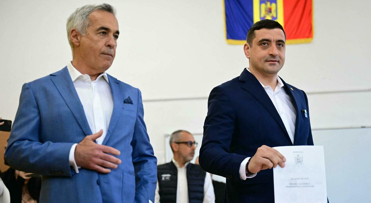 Elezioni Romania, exit poll: candidato di estrema destra Simion in testa con oltre il 30%. Georgescu si presenta al seggio con lui Elezioni Romania, exit poll: candidato di estrema destra Simion in testa con oltre il 30%. Georgescu si presenta al seggio con lui