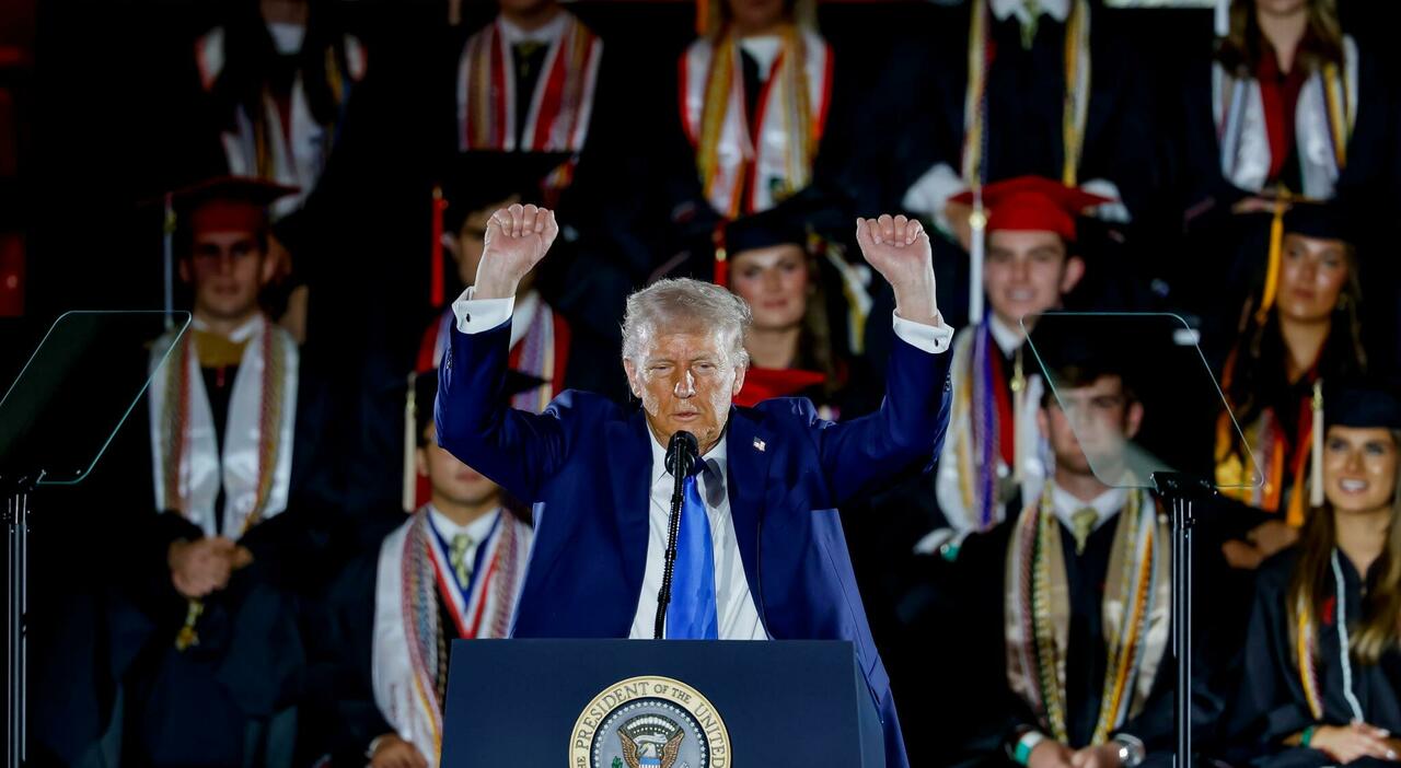 Trump: «No al terzo mandato, odio tremendo tra Putin e Zelensky, forse la pace è impossibile. La Groenlandia? Non escludo la forza militare» Trump: «No al terzo mandato, odio tremendo tra Putin e Zelensky, forse la pace è impossibile. La Groenlandia? Non escludo la forza militare»