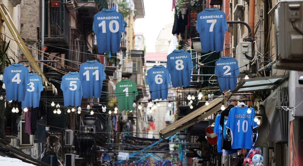 Napoli corsa scudetto, parte in città la macchina della festa: «Palco e bus scoperto» Napoli corsa scudetto, parte in città la macchina della festa: «Palco e bus scoperto»