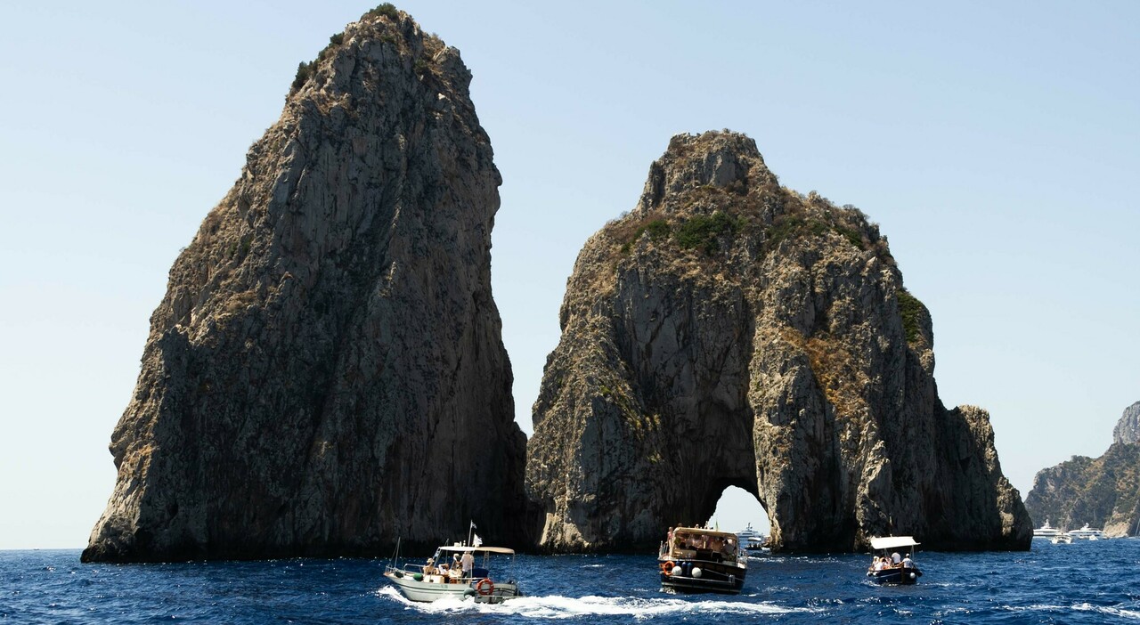 Faraglioni di Capri, nave da crociera troppo vicina: l Faraglioni di Capri, nave da crociera troppo vicina: l