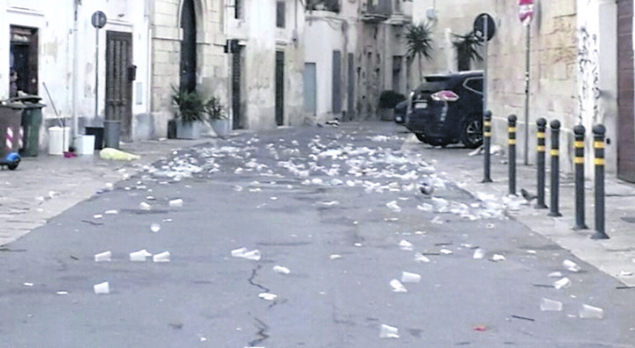 Lecce, centro storico come una latrina tra rifiuti ed escrementi Lecce, centro storico come una latrina tra rifiuti ed escrementi