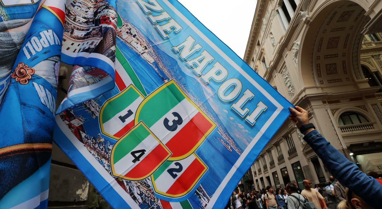 Napoli sogno scudetto, l?euforia della città per la corsa azzurra tra cori, balli, caroselli Napoli sogno scudetto, l?euforia della città per la corsa azzurra tra cori, balli, caroselli