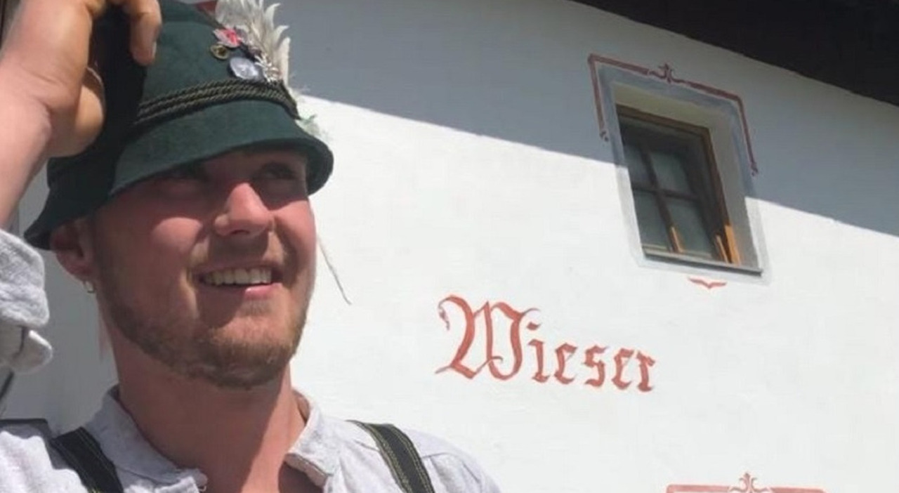 Aaron Engl, il boscaiolo 24enne trovato semi decapitato: non fu omicidio, il giovane aveva assunto droghe e si è ferito mortalmente con una motosega Aaron Engl, il boscaiolo 24enne trovato semi decapitato: non fu omicidio, il giovane aveva assunto droghe e si è ferito mortalmente con una motosega