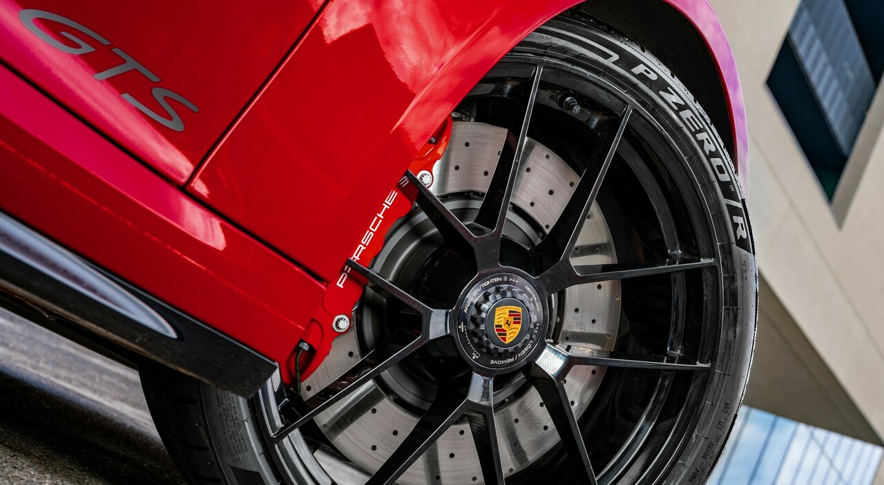 Pirelli P Zero R per la Porsche 911 GTS ibrida