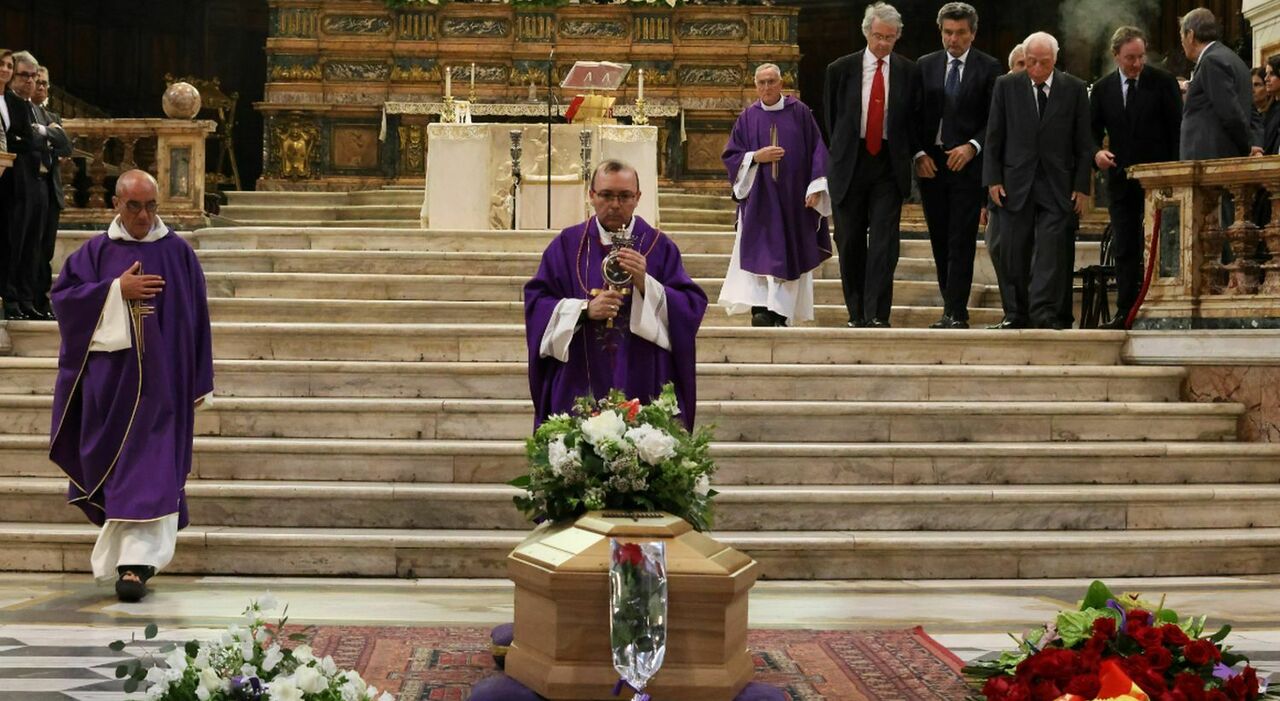 Riccardo Imperiali di Francavilla, Duomo di Napoli gremito per i funerali: «Ci mancherà» Riccardo Imperiali di Francavilla, Duomo di Napoli gremito per i funerali: «Ci mancherà»