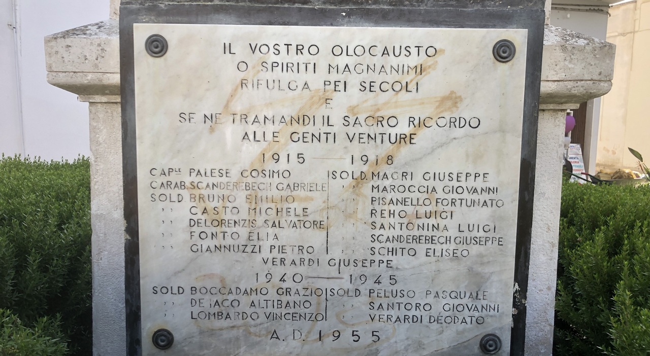 Salento imbrattato da Quotidianodipuglia.it salento imbrattato il monumento ai caduti con simbolo delle ss naziste