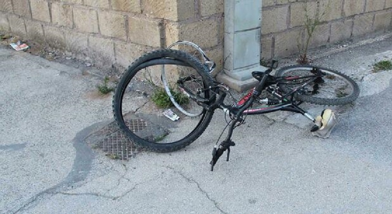 Bambino di 4 anni cade dalla bici del papà, batte la testa e muore. Il dramma sulla rampa del garage da leggo.it Bambino di 4 anni cade dalla bici del papà, batte la testa e muore. Il dramma sulla rampa del garage