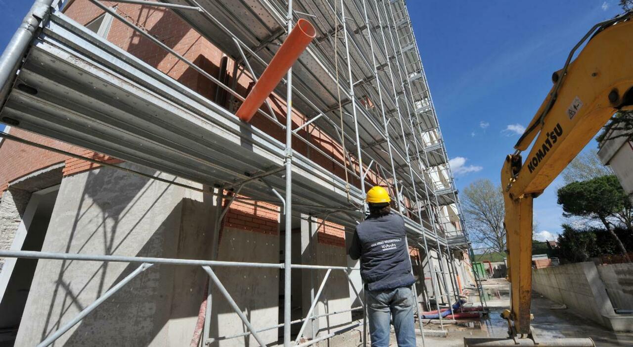 Milano muratore da Ilmattino.it milano muratore precipita dal ponteggio e muore aveva 24 anni morto anche un operaio 62enne arrotondava la pensione