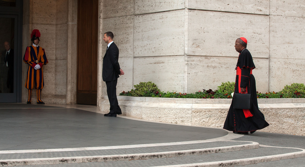 Escluso dal Conclave: il Cardinale Njue rompe il silenzio. Cosa è successo?