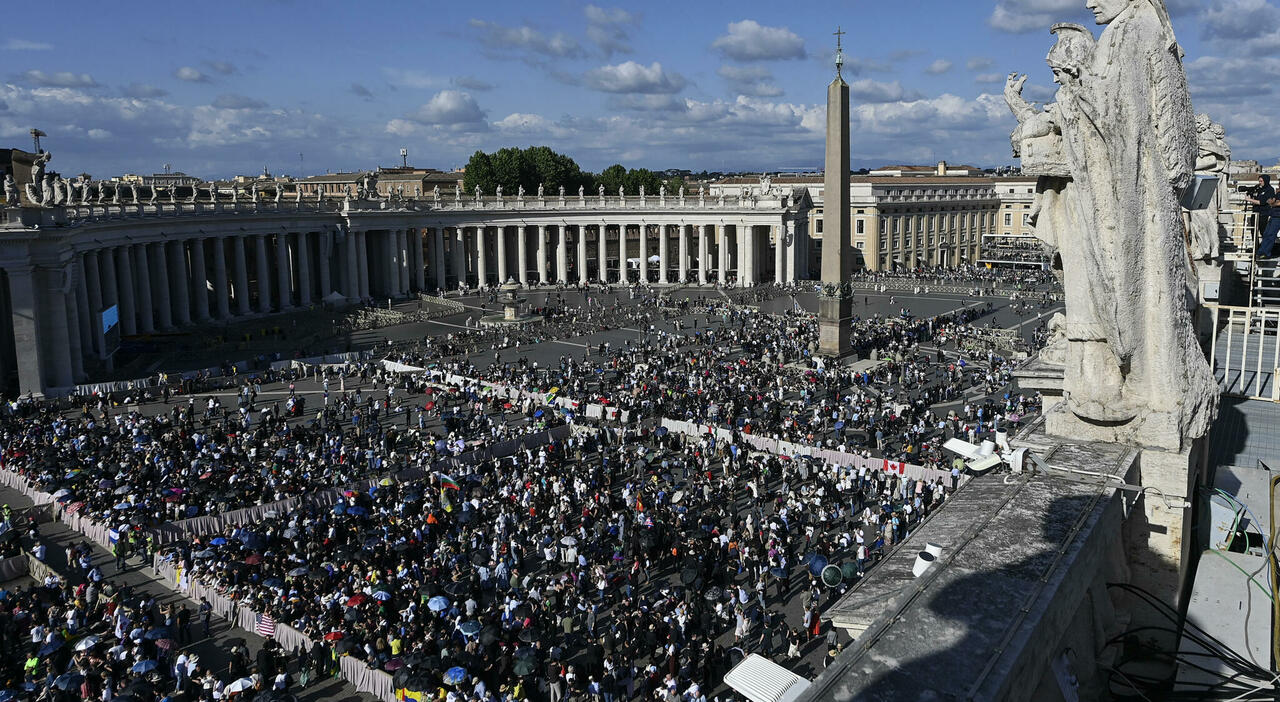 Conclave, fumata bianca: eletto il nuovo Papa. Cosa succede ora e quando si affaccia il Pontefice: la vestizione e il momento di riflessione nella stanza delle Lacrime Conclave, fumata bianca: eletto il nuovo Papa. Cosa succede ora e quando si affaccia il Pontefice: la vestizione e il momento di riflessione nella stanza delle Lacrime
