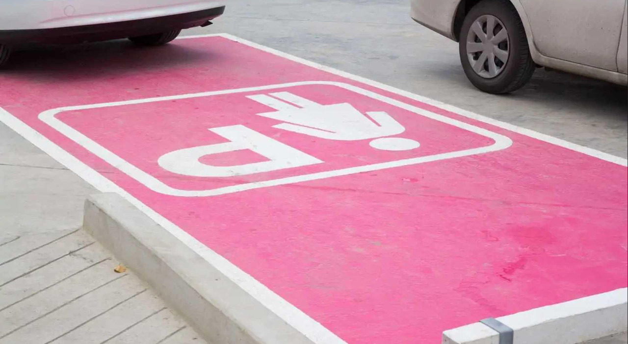 Il Campidoglio lancia un’iniziativa innovativa per la genitorialità, con parcheggi rosa in arrivo