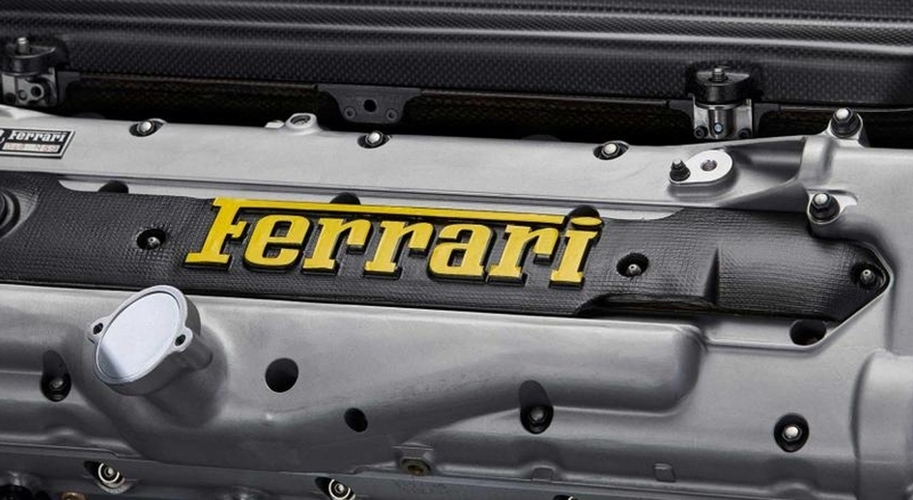 Un motore Ferrari esposto a Milano