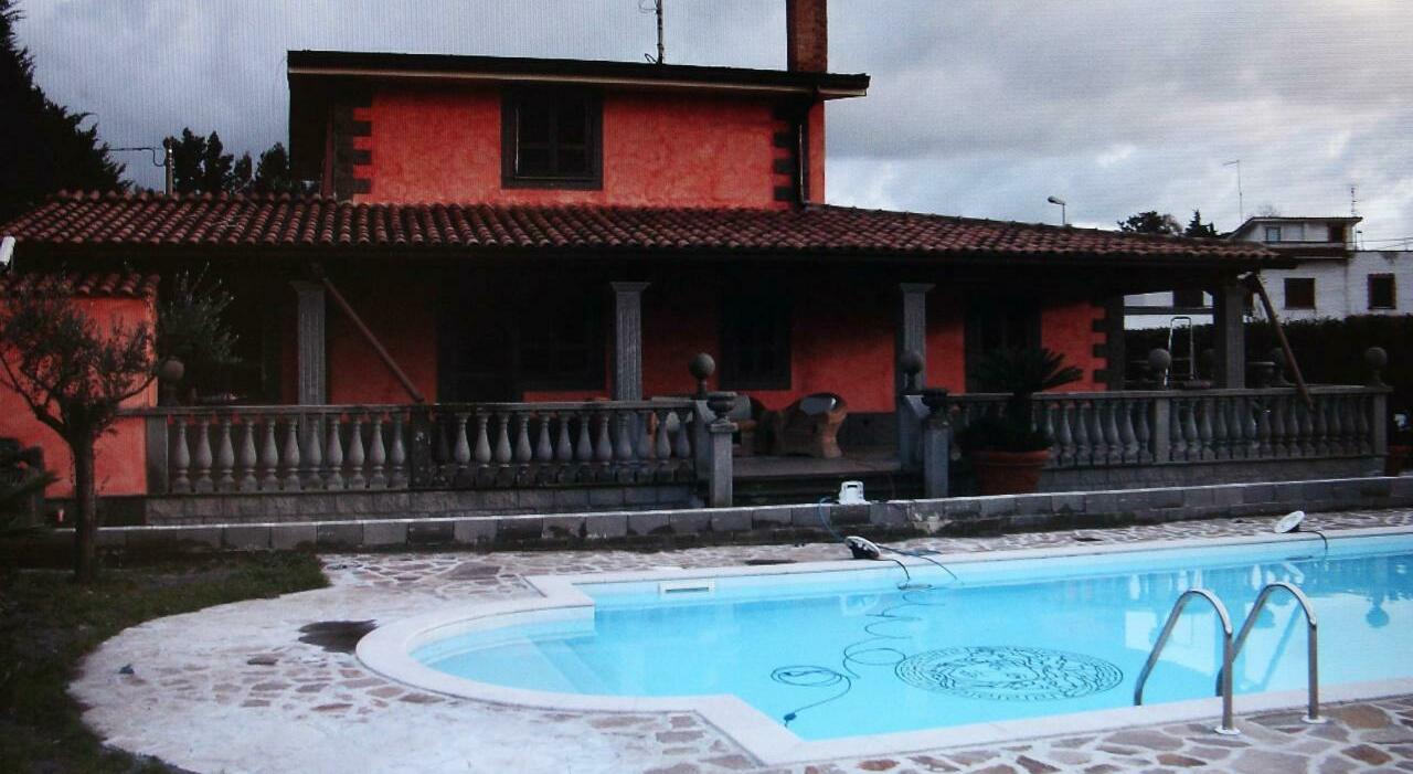 La morte di Guerrino Casamonica a 59 anni e le esequie imposte dalla questura: cosa c’è dietro?