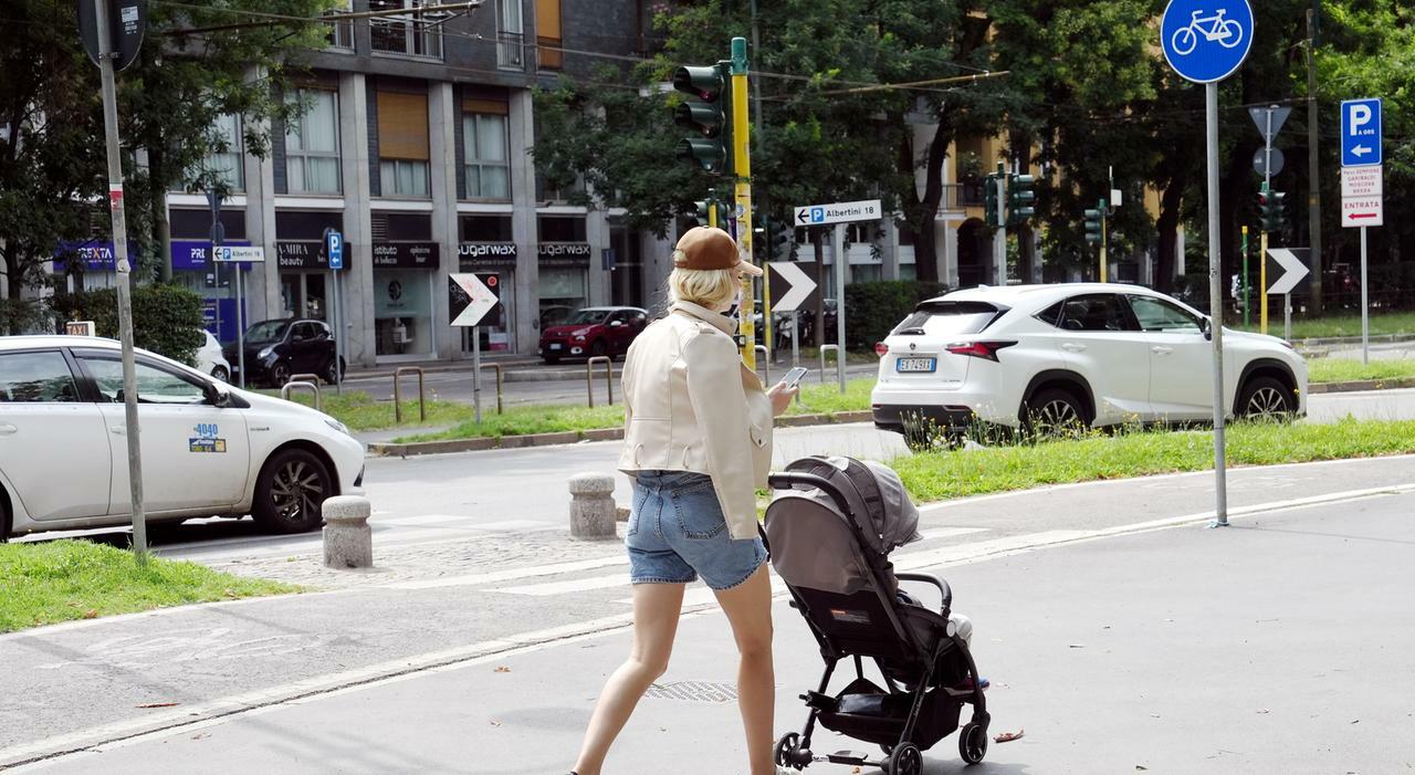 Mamme single italiane a rischio povertà: solo una su due ha un lavoro. E fare un figlio diventa un lusso Mamme single italiane a rischio povertà: solo una su due ha un lavoro. E fare un figlio diventa un lusso