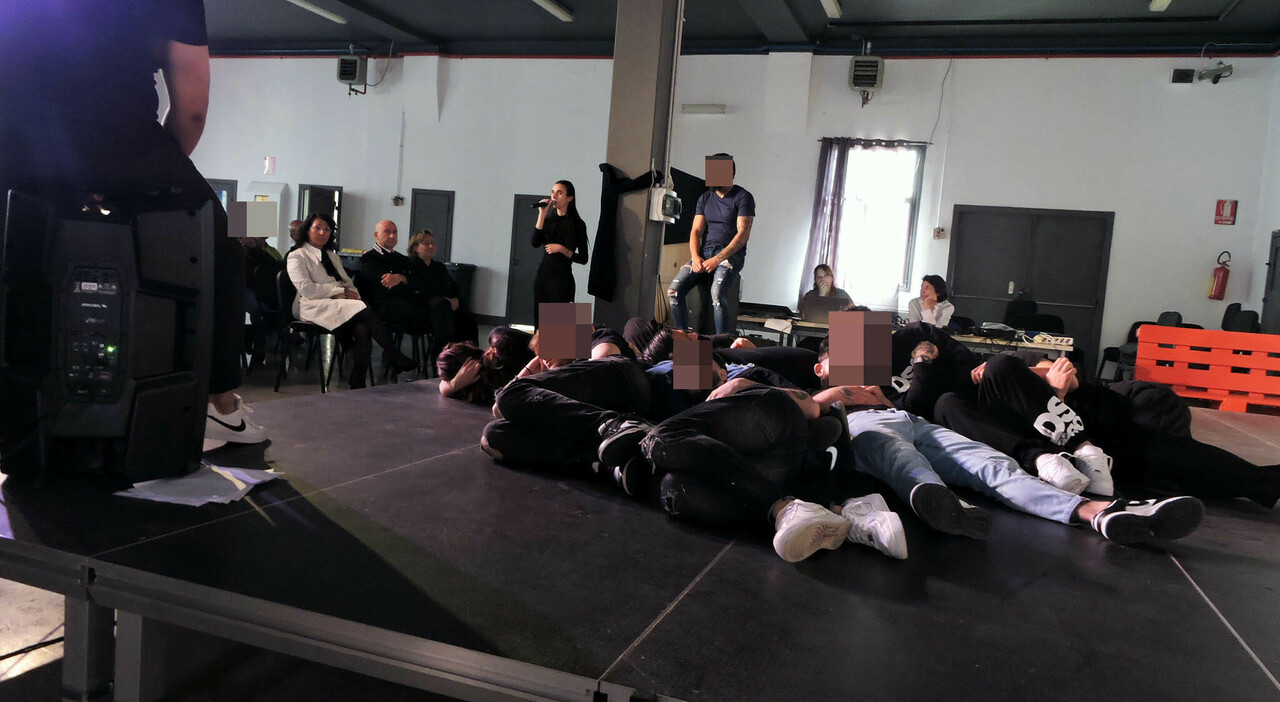 Teatro sociale al carcere di Velletri: l’Associazione King Kong e i detenuti in scena Teatro sociale al carcere di Velletri: l’Associazione King Kong e i detenuti in scena