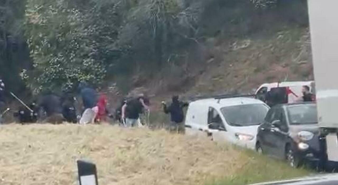 Lo scontro tra ultras finisce a sprangate: in manette il tifoso 23enne ferito da un poliziotto durante una lite Lo scontro tra ultras finisce a sprangate: in manette il tifoso 23enne ferito da un poliziotto durante una lite