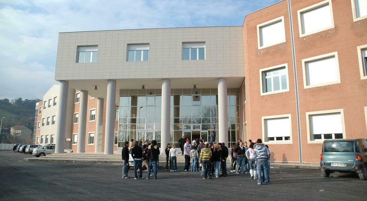 Spruzzano spray da Corriereadriatico.it spruzzano spray al peperoncino evacuato lalberghiero di loreto allarme nelle classi e tra gli studenti