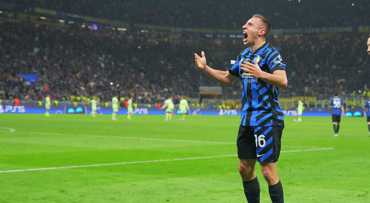 Inter Barcellona 4 3, nerazzurri in finale di Champions: Inzaghi festeggia sotto la pioggia Inter Barcellona 4 3, nerazzurri in finale di Champions: Inzaghi festeggia sotto la pioggia
