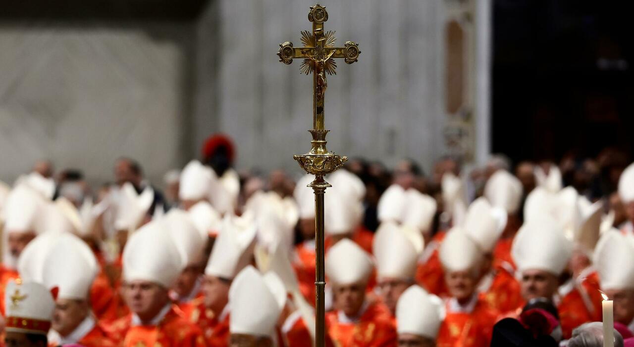 Conclave, il più lungo della storia durò quasi tre anni: cosa accadde e perché ai cardinali fu tolto cibo e tetto sulla testa Conclave, il più lungo della storia durò quasi tre anni: cosa accadde e perché ai cardinali fu tolto cibo e tetto sulla testa