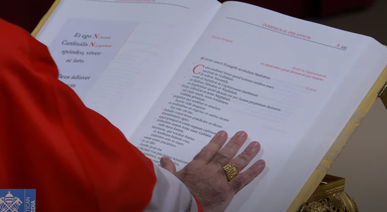 Conclave, formula giuramento dei cardinali: ecco cosa hanno letto nella Cappella Sistina prima dell Extra Omnes da ilmattino.it Conclave, formula giuramento dei cardinali: ecco cosa hanno letto nella Cappella Sistina prima dell Extra Omnes