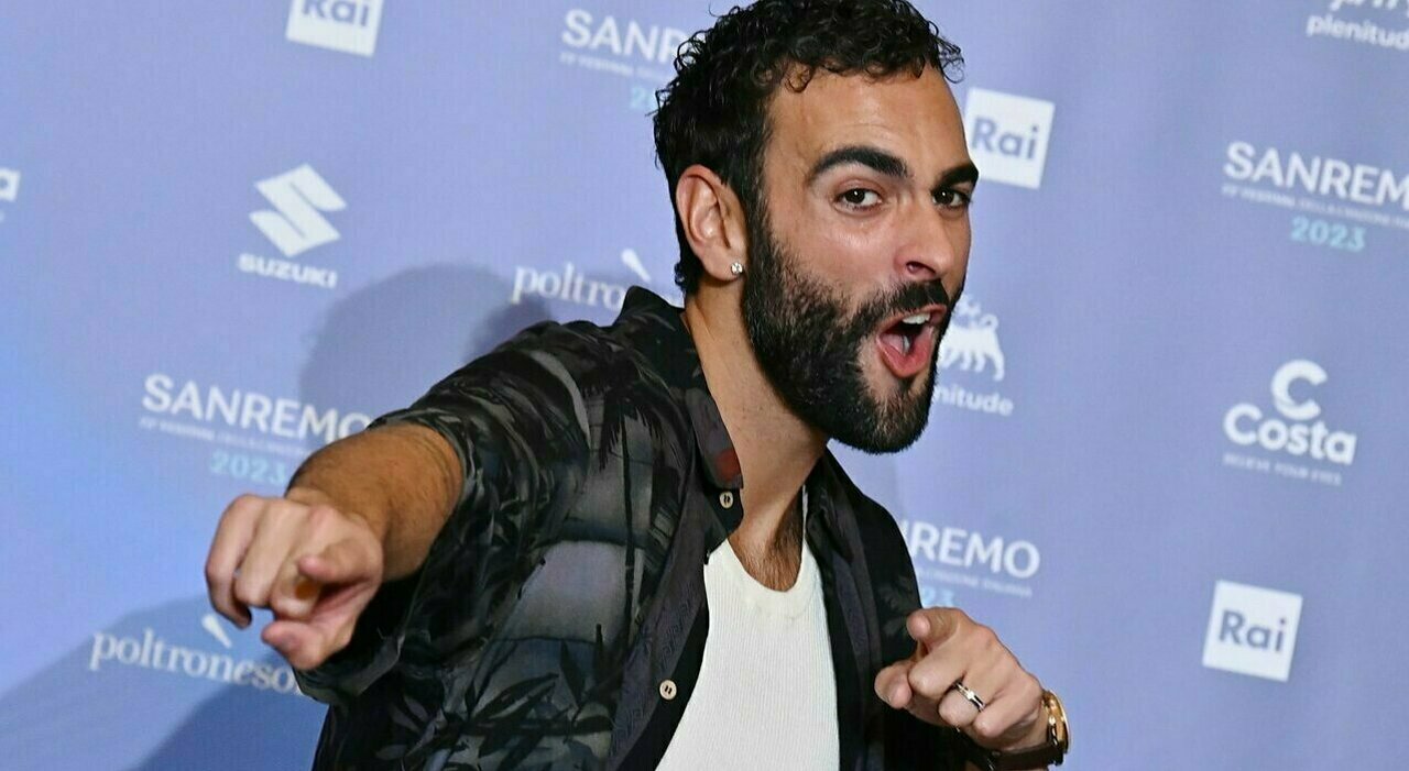 Marco Mengoni, la morte della mamma, la voglia di avere un figlio, il dismorfismo: «Pesavo 106 chili, mangiavo per insicurezza» Marco Mengoni, la morte della mamma, la voglia di avere un figlio, il dismorfismo: «Pesavo 106 chili, mangiavo per insicurezza»