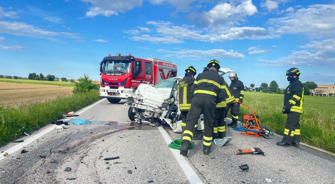 Incidente mortale da Corriereadriatico.it incidente mortale a potenza picena si schianta contro un tir sulla strada regina deceduto il conducente dell auto