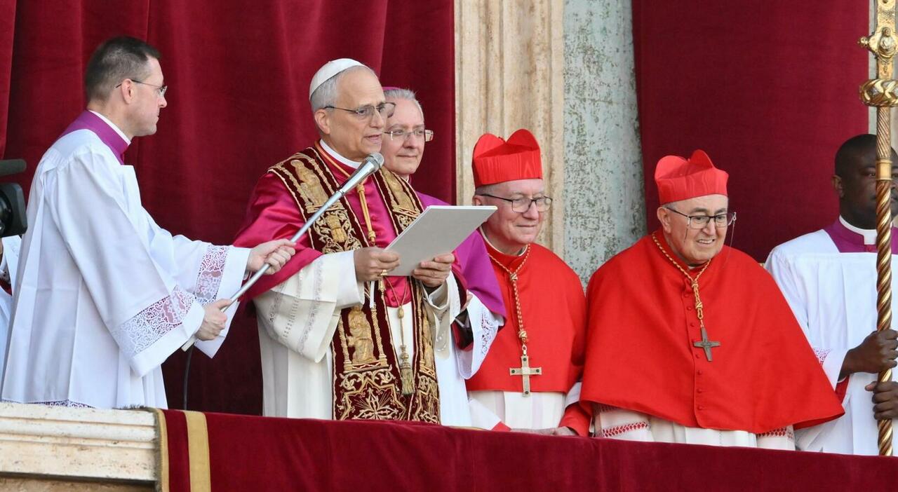 Papa Leone da Ilgazzettino.it papa leone xiv la pace sia con tutti voi costruiamo ponti e ringrazia bergoglio il discorso in italiano e spagnolo ma non in inglese