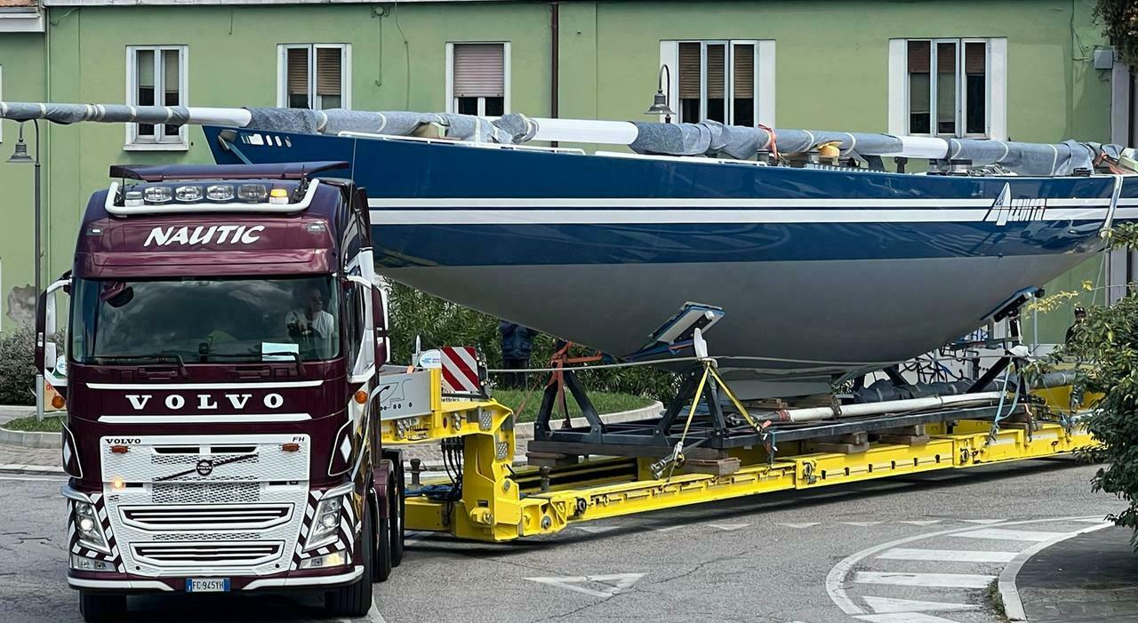 Pesaro, transita ?Azzurra? ed è effetto nostalgia, la sorellina della prima leggendaria barca a vela varata nel 1982 si fa bella al Cantiere Rossini Pesaro, transita ?Azzurra? ed è effetto nostalgia, la sorellina della prima leggendaria barca a vela varata nel 1982 si fa bella al Cantiere Rossini