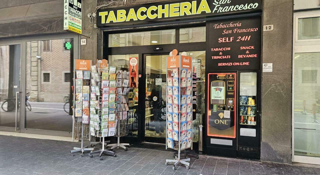 Pesaro, rubano 5mila euro nella tabaccheria di via San Francesco: assalto alla cassa all Pesaro, rubano 5mila euro nella tabaccheria di via San Francesco: assalto alla cassa all