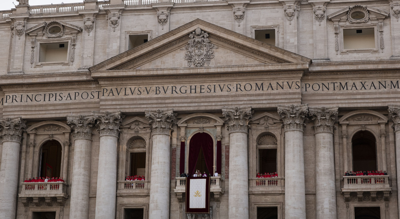 Papa Leone da Leggo.it papa leone xiv in mezzo ai fedeli il giorno di padre bob visto da piazza san pietro l emozione le speranze e le urla di gioia