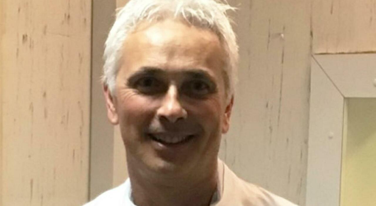 Emanuele Michieletti, il primario di Piacenza licenziato per gli abusi sulle colleghe: chiamava le sue vittime con l'altoparlante in corsia