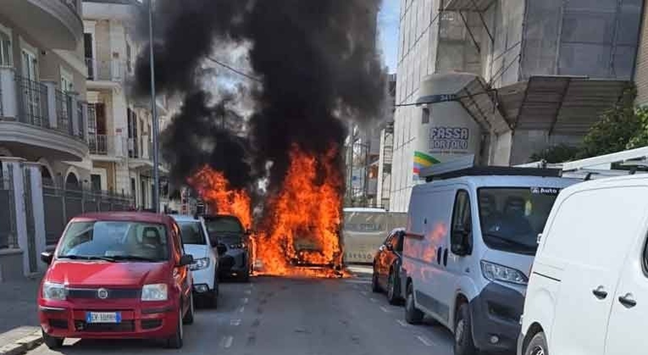 incendio a san benedetto a fuoco furgone dei servizi sociali del comune di grottammare caos in strada come stanno passeggeri e autista da Corriereadriatico.it incendio a san benedetto a fuoco furgone dei servizi sociali del comune di grottammare caos in strada come stanno passeggeri e autista