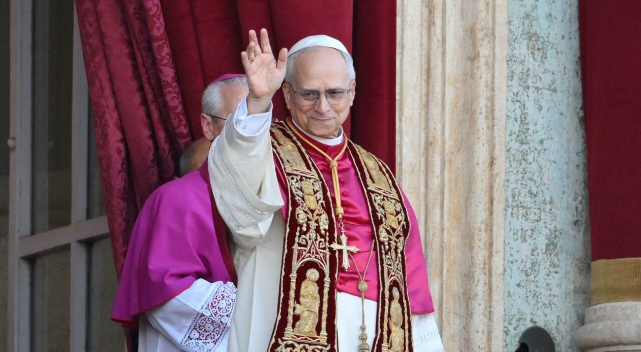 Papa Leone XIV, le vesti che tornano alla tradizione: mozzetta, stola, croce d Papa Leone XIV, le vesti che tornano alla tradizione: mozzetta, stola, croce d