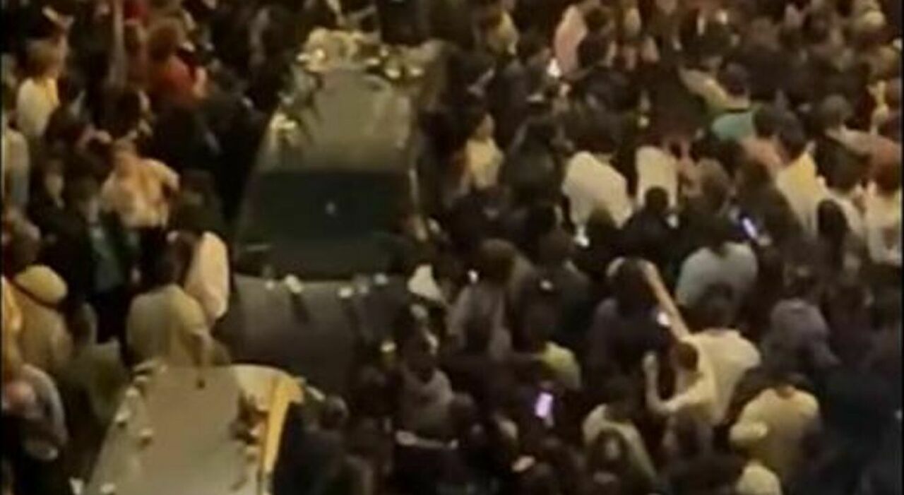 Karaoke e folla in piena notte. Caos all?Umbertino: «Ora basta». Secchiate d?acqua dai balconi Karaoke e folla in piena notte. Caos all?Umbertino: «Ora basta». Secchiate d?acqua dai balconi