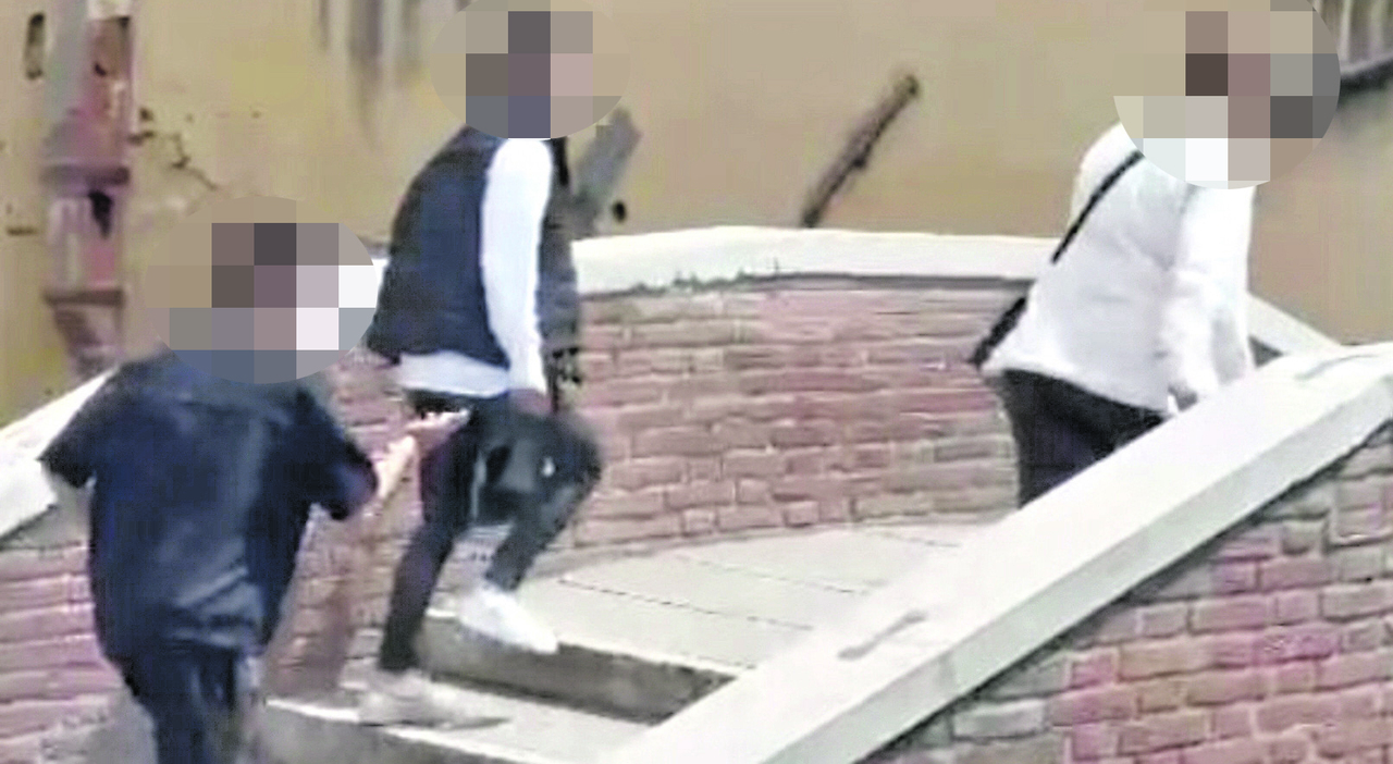 Veneziano rincorre i borseggiatori a Rialto: aggredito a calci e pugni perché disturba il «lavoro» di tre giovani manolesta Veneziano rincorre i borseggiatori a Rialto: aggredito a calci e pugni perché disturba il «lavoro» di tre giovani manolesta