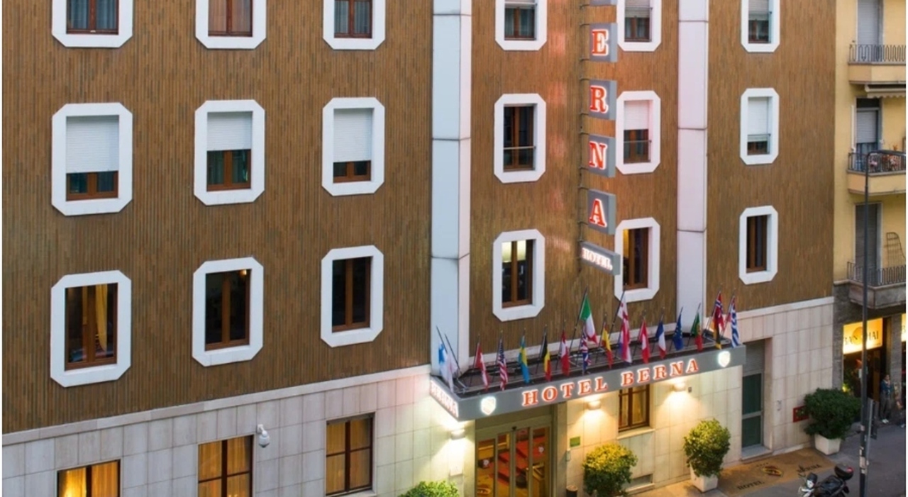Milano, dipendente di un hotel accoltellato da un collega: è in pericolo di vita. Aggressore in fuga, è un ...